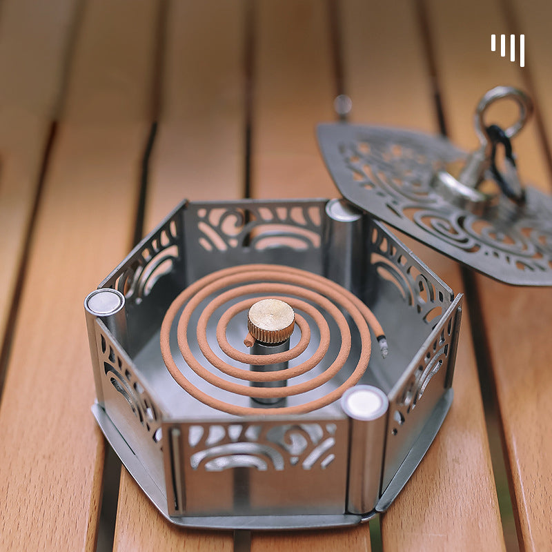 Boîte à spirale anti-moustique magnétique pour camping ou pour toutes autres activités. Fait en acier inoxydable. 

- Magnetic mosquito coil box for camping or any other activities. Made of stainless steel.