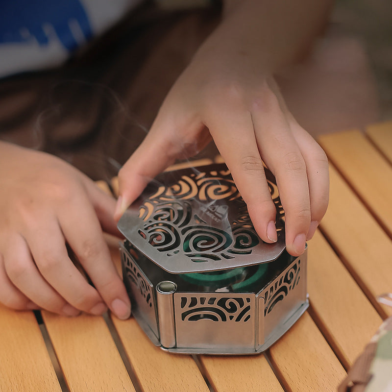 Boîte à spirale anti-moustique magnétique pour camping ou pour toutes autres activités. Fait en acier inoxydable. 

- Magnetic mosquito coil box for camping or any other activities. Made of stainless steel.